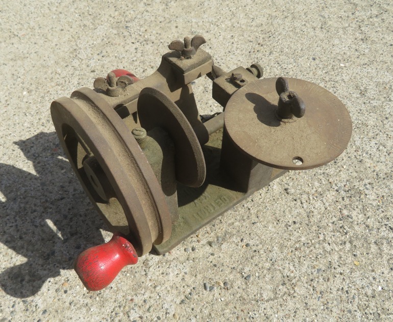 Hand-powered key duplicator