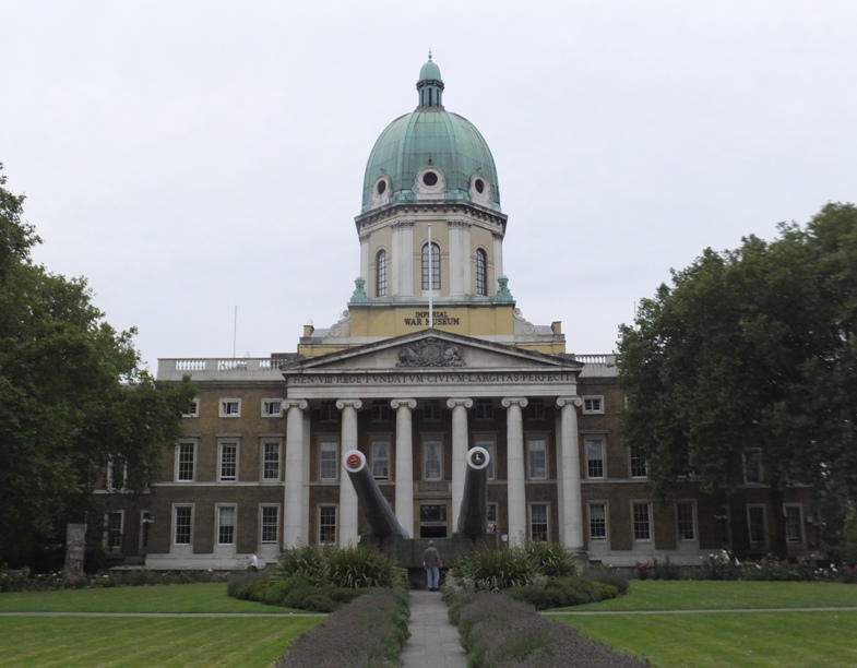 Imperial War Museum with two big guns in front