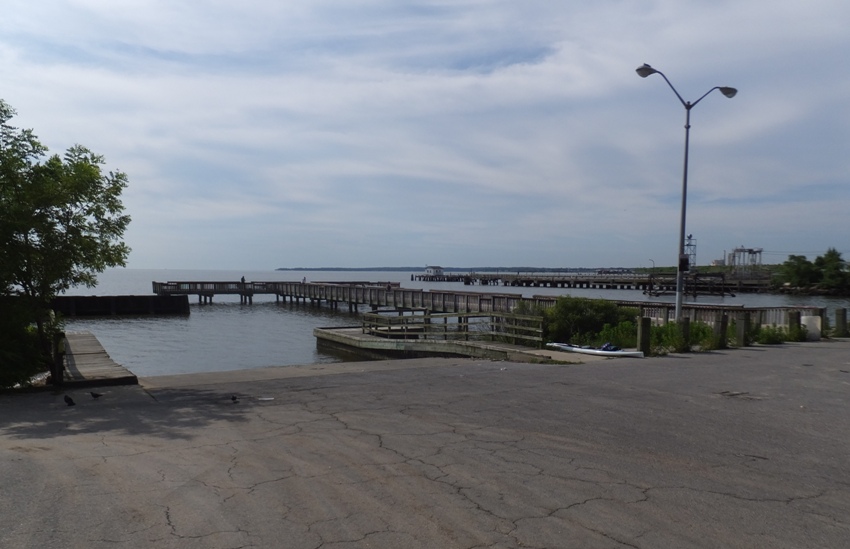 Boat ramp and pier at Fort Armistead Park