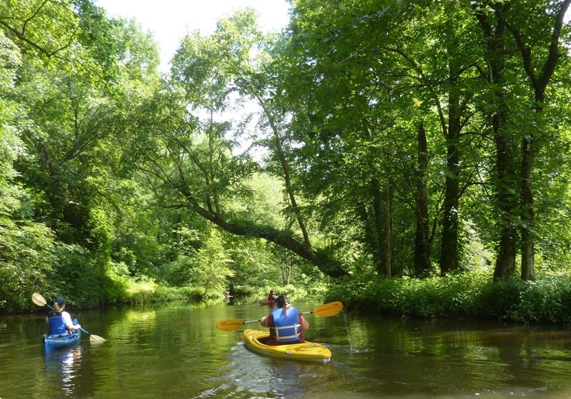Katharina & Julia kayaking