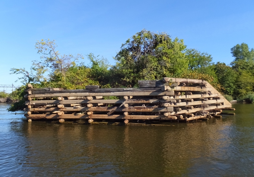 Criss-crossed structure