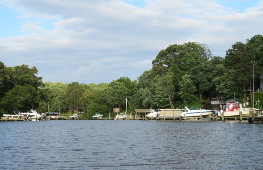 Power boats on piers