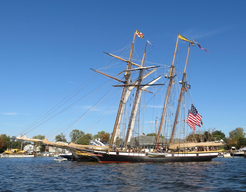 Port profile of the Pride of Baltimore II and the Lynx