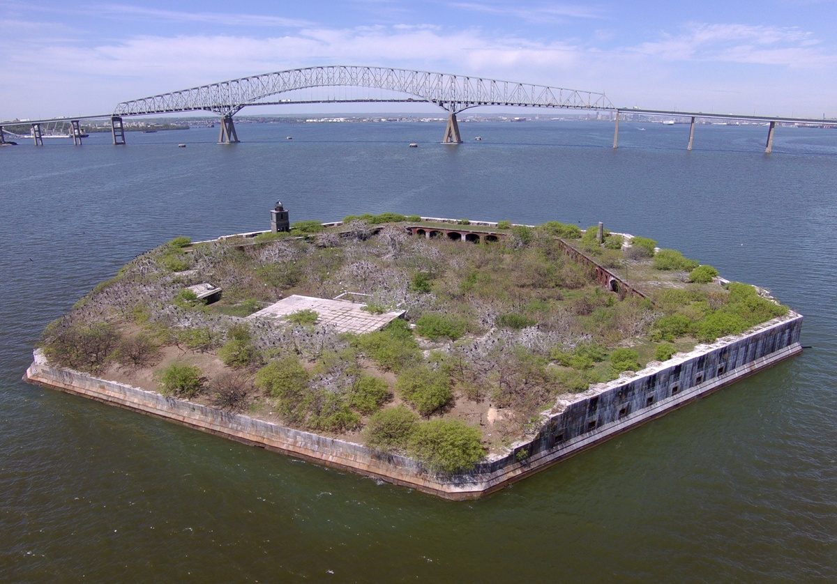 Entire fort with the Key Bridge behind