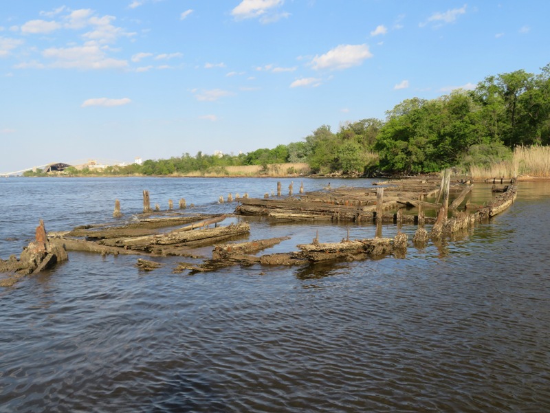 Good view for showing the shape of the wreck