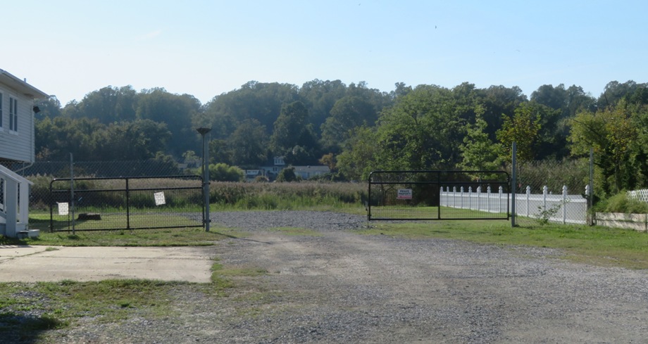 Side gate with one half open