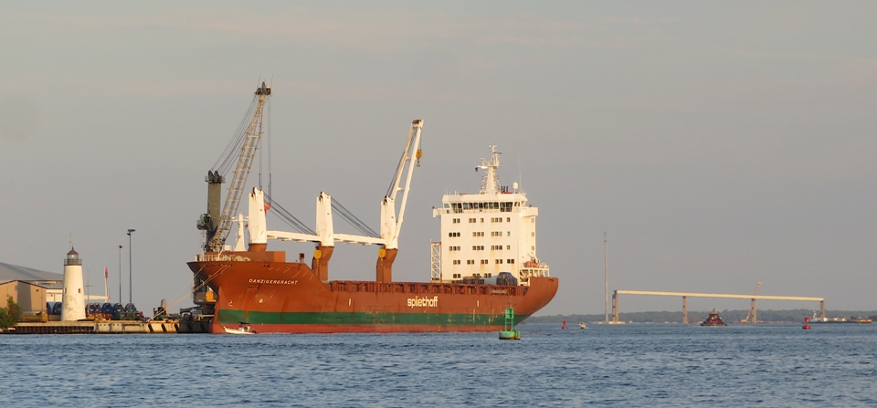 Cargo ship Danzigeracht between lighthouse and bridge remains