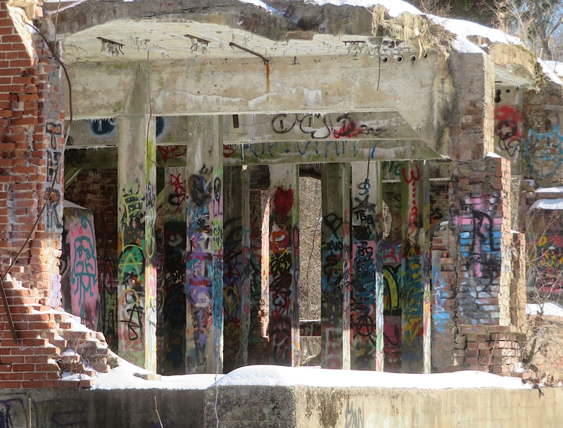 Close-up of room showing spray-painted concrete columns